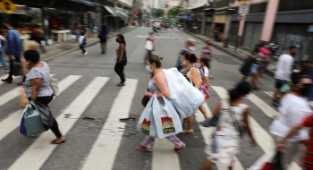 Em 24 horas, país registra 721 mortes e 34 mil novos casos de covid-19